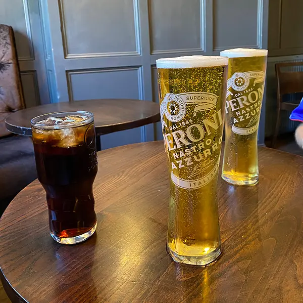 パブで飲むハイキング後のビール