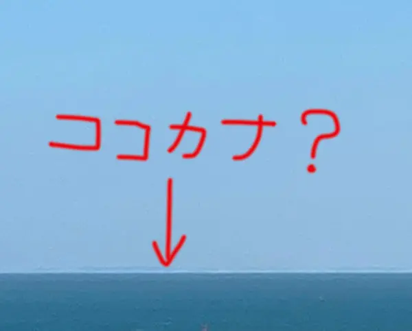 海の向こうにうっすら見えるフランスの陸影