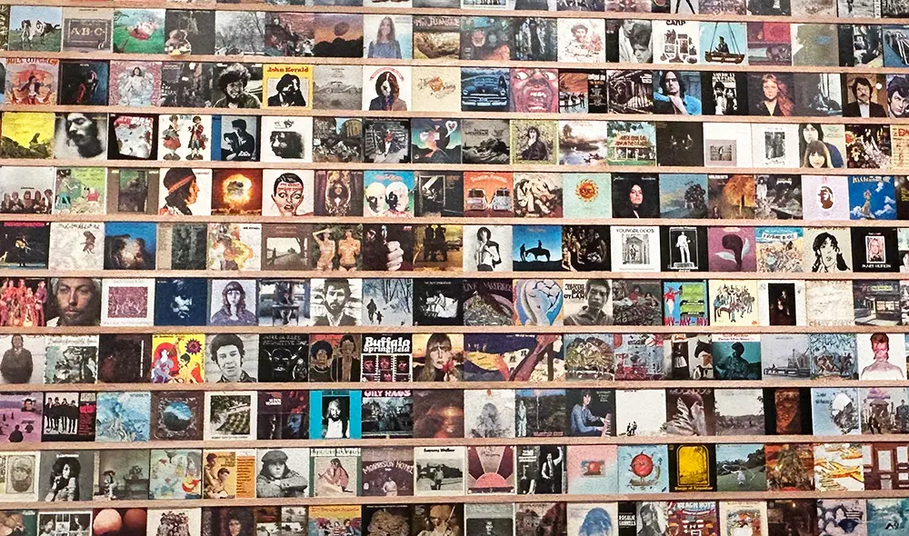 Hayward Galleryの奈良美智展に奈良さん所有のレコードが飾られている (2025夏)