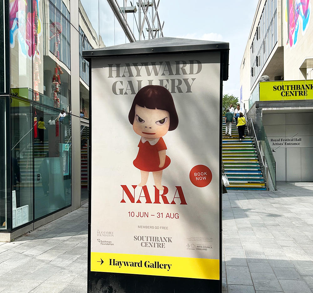 Hayward Galleryの外にある電話ボックスに奈良美智展のポスターが展示されている (2025年夏撮影)
