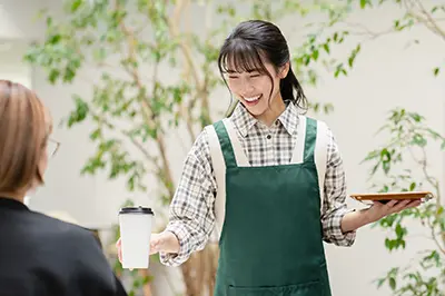 カフェで楽しく働く女の子