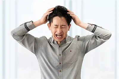 パニックになっている男性の写真