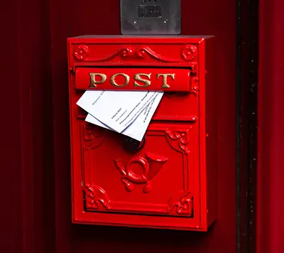 イギリス 自宅の郵便ポストの画像