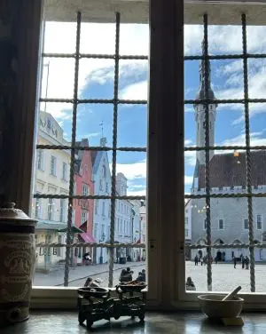 エストニア　オールドタウン 窓から見える景色