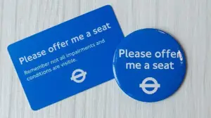 「Please Offer Me a Seat」の青いバッジ