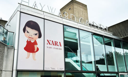 Hayward Galleryの外観に奈良美智のポスターが掲示されている (2025夏)