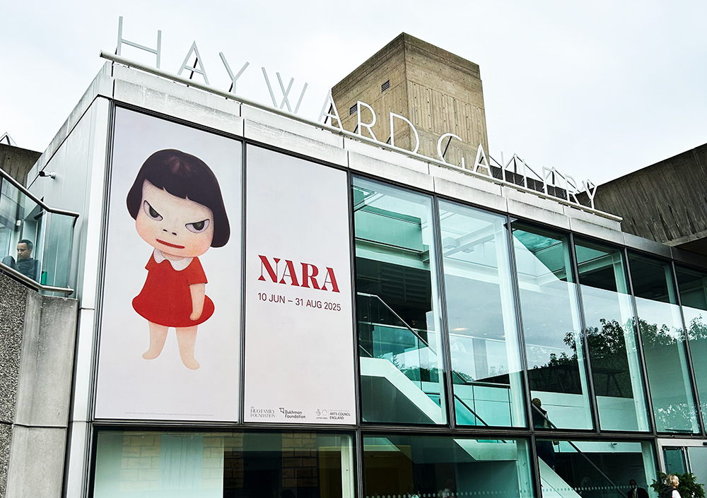 Hayward Galleryの外観に奈良美智のポスターが掲示されている (2025夏)