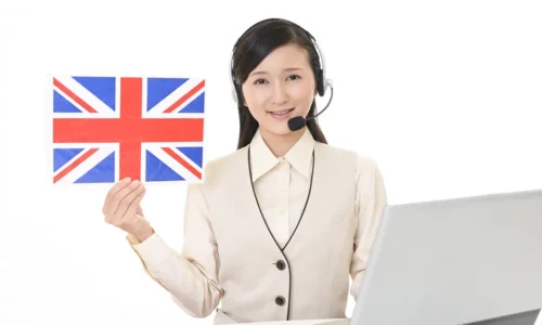 イギリスで働く人を支援するカスタマーサポートの女性（ユニオンジャック）