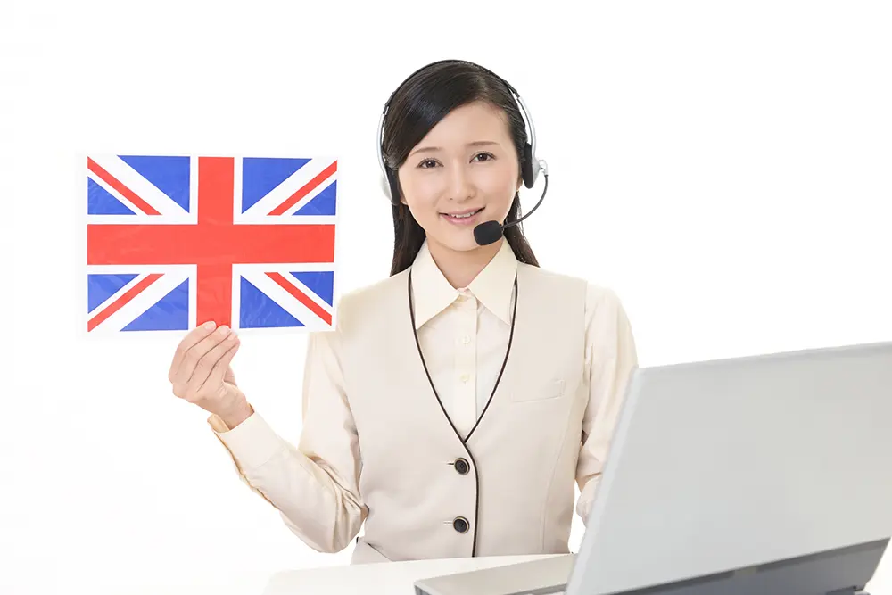 イギリスで働く人を支援するカスタマーサポートの女性（ユニオンジャック）