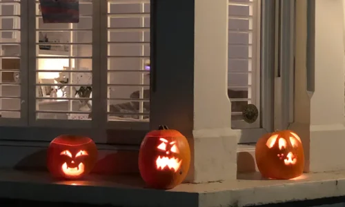 イギリス　ロンドン　窓際に置かれるジャックオランタンの画像