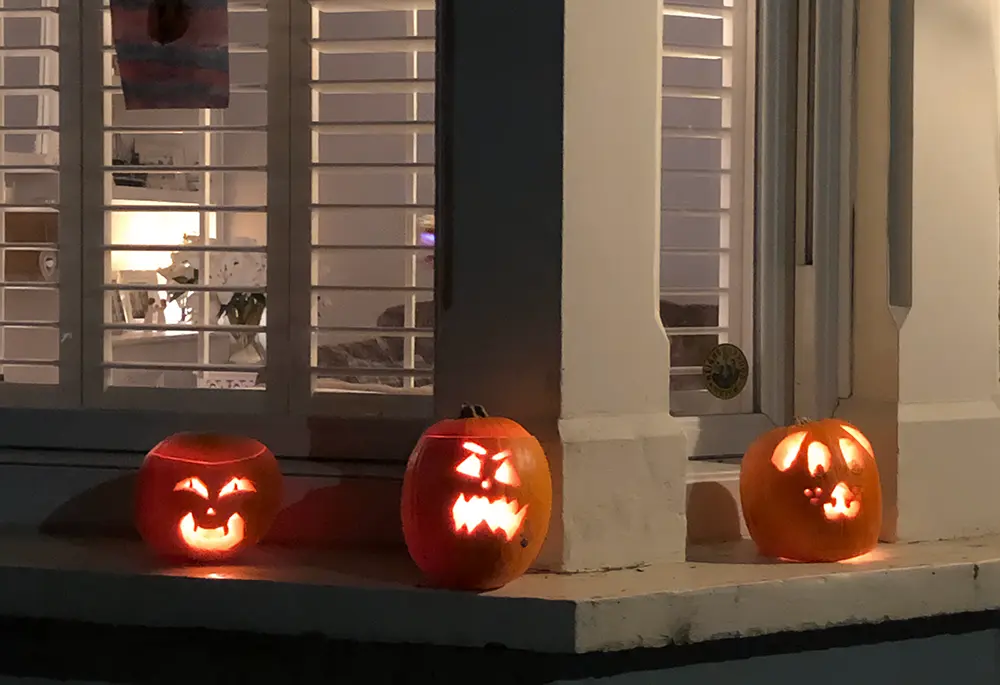 イギリス　ロンドン　窓際に置かれるジャックオランタンの画像