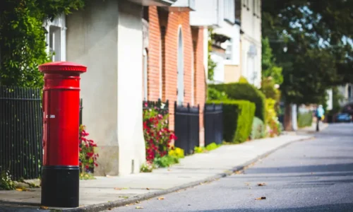 イギリスの街並み　赤い郵便ポストが写っている画像