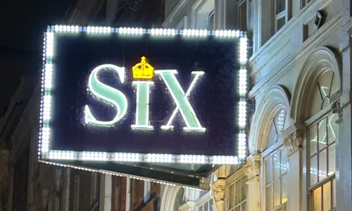 musical six　看板が写った画像